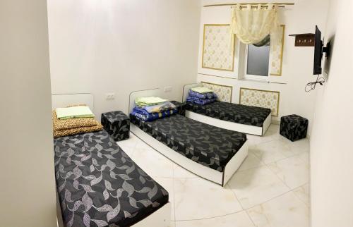 two beds in a room with black and white at Tatjanos Dvaras in Vilnius