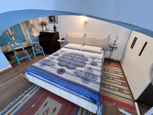 una camera da letto con un letto grande in una stanza di Monolocale Castello Cagliari centro storico a Cagliari