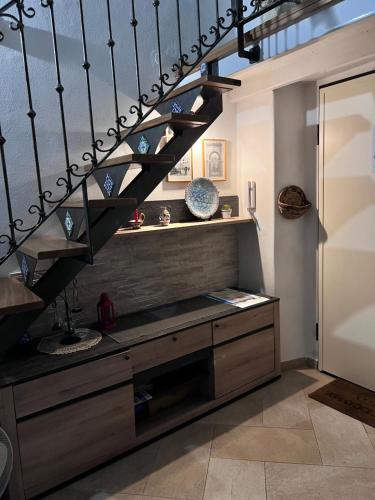 una scala in un soggiorno con un mobile in legno di Monolocale Castello Cagliari centro storico a Cagliari
