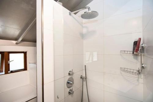 阿姆斯特丹Bed and breakfast private accommodation at Amsterdam Houseboat的浴室设有白色瓷砖淋浴。