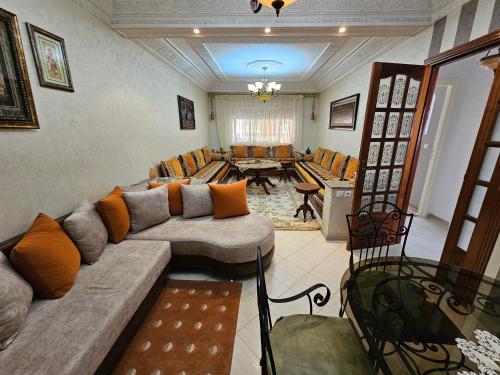 a living room with a couch and a table at Spacieux appartement familial in Tangier