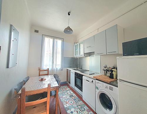 Kuchyň nebo kuchyňský kout v ubytování Appartement plages Juan les Pins climatisé 3 pièces