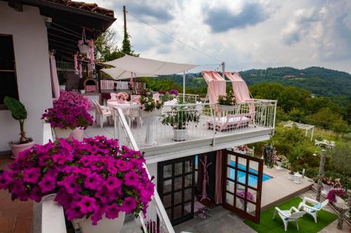 a balcony of a house with flowers on it at Oasirelax -camera con vista a un passo da torino in Pavarolo