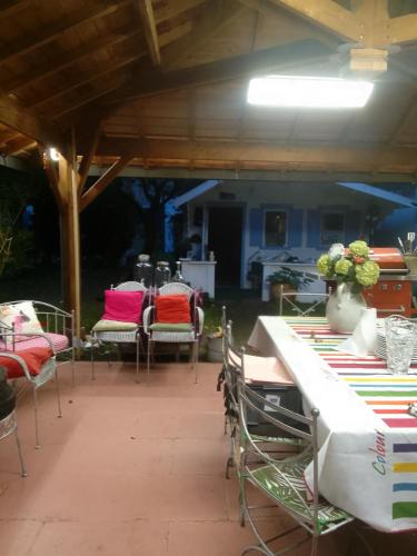 un patio avec des chaises et des tables avec des couvertures colorées dans l'établissement Pavillon Val, à Romainville