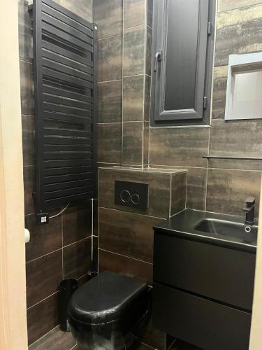 une petite salle de bain avec toilettes et lavabo dans l'établissement Paris Incredible Olympic Nest, à Paris