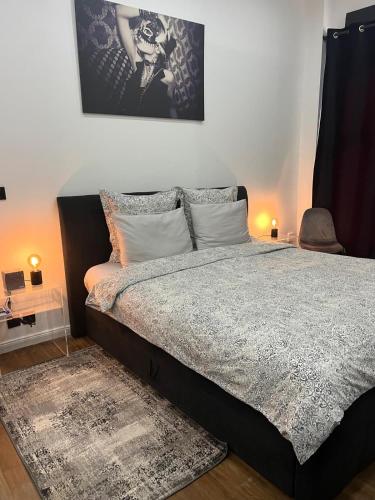 - une chambre dotée d'un grand lit avec un cadre noir dans l'établissement Paris Incredible Olympic Nest, à Paris