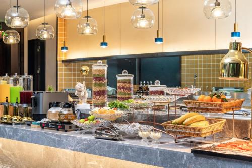 Makanan di atau berdekatan hotel