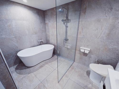 Ένα μπάνιο στο Suite 05 @ Vega Suites, Echoland