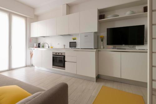 A kitchen or kitchenette at Casa Aleardi grazioso e nuovissimo monolocale con balcone