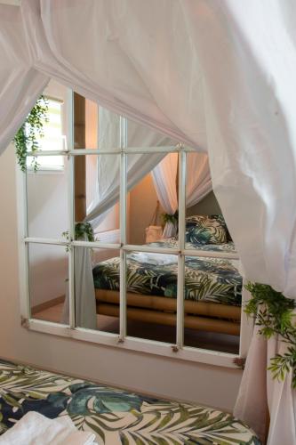 une chambre avec un lit et une fenêtre dans l'établissement L'échappée nocturne Nature et Zen, à La Guérinière