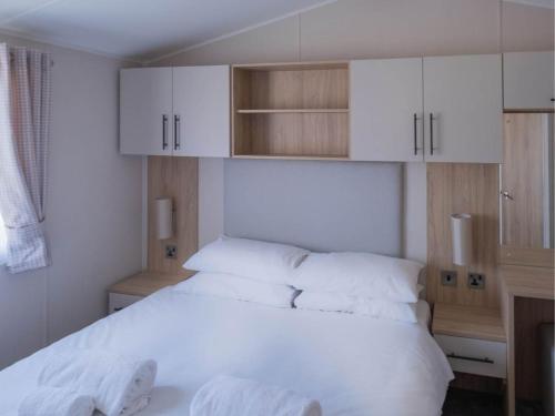 Photo de la galerie de l'établissement Pinewoods Park Style no.3 sleeps 6 – dog friendly, à Wells-next-the-Sea