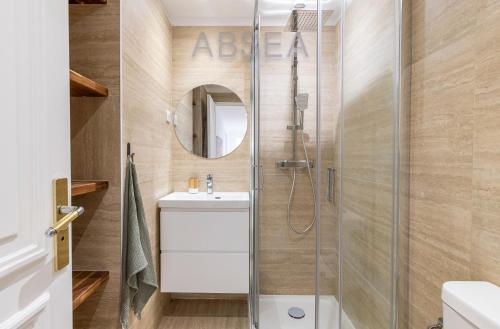 une salle de bain avec douche et lavabo dans l'établissement Appartement jardin et piscine Nice, à Nice