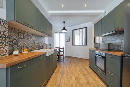 Virtuvė arba virtuvėlė apgyvendinimo įstaigoje Large & Quiet 1 Bdr Downtown