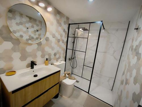 a bathroom with a toilet and a sink and a shower at Bimba Studio Park in Santa Úrsula