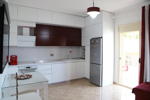 Кухня або міні-кухня у Esi Home