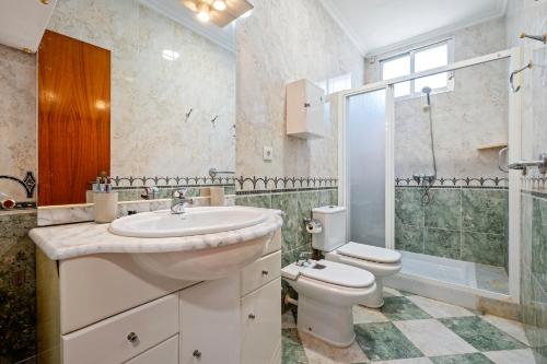 a bathroom with a sink and a toilet and a shower at Planta Baja La Malvarrosa in Benicarló