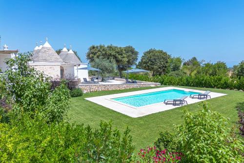 an image of a swimming pool in a yard at Relais I Secolari in Selva di Fasano