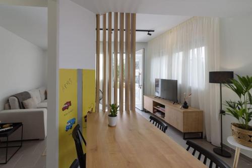 TV a/nebo společenská místnost v ubytování Onar Elegant Beachside Home