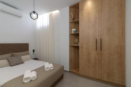 Postel nebo postele na pokoji v ubytování Onar Elegant Beachside Home