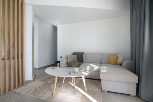 Posezení v ubytování Onar Elegant Beachside Home
