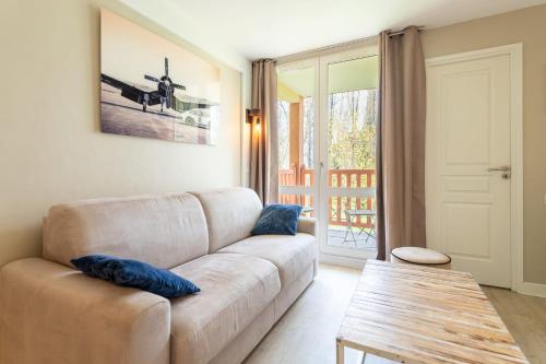 un salon avec un canapé et une table dans l'établissement 6-person flat with swimming pool tennis court and car park 157, à Le Touquet-Paris-Plage