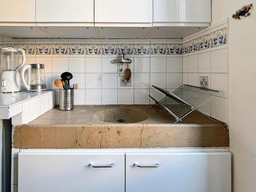 un comptoir de cuisine sale avec un évier dedans dans l'établissement Bright And Spacious Apartment, Near Vieux Port & Endoume, à Marseille