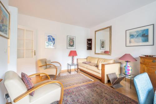 a living room with a couch and a table at Appartement Arcico - Welkeys in Boulogne-Billancourt