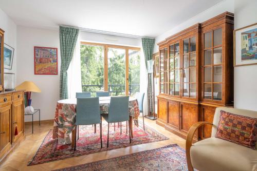 une salle à manger avec une table et des chaises dans l'établissement Appartement Arcico - Welkeys, à Boulogne-Billancourt