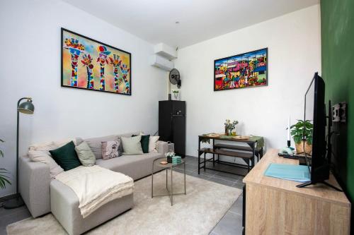 un salon avec un canapé et une table dans l'établissement Appartement Monette - Welkeys, à Antibes