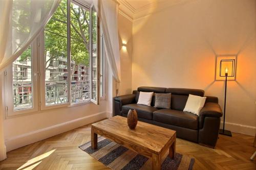 un salon avec un canapé et une table basse dans l'établissement Agastaïa - Monthly Rental Apartment - Lyon 7th, à Lyon