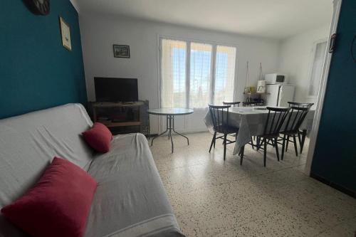 un salon avec un canapé et une table dans l'établissement Comfortable apartment with sea view, à Fleury