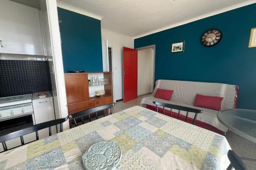 - un petit salon avec un lit et un canapé dans l'établissement Comfortable apartment with sea view, à Fleury