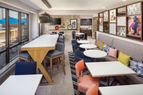 Posezení v ubytování Hampton Inn Atlanta-Northlake