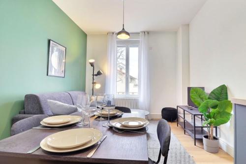 une salle à manger avec une table et un salon dans l'établissement The Tavira - Magnificent renovated T2 apartment - Villeurbanne, à Villeurbanne