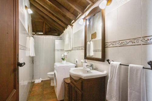 Phòng tắm tại Casa Rural Cha Carmen