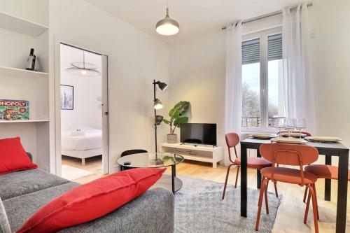 un salon avec un canapé et une table dans l'établissement Montgolfier 5 - T2 apartment with garage in a residence - Villeurbanne, à Villeurbanne