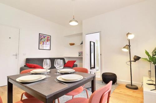 une salle à manger et un salon avec une table et des chaises dans l'établissement Montgolfier 5 - T2 apartment with garage in a residence - Villeurbanne, à Villeurbanne