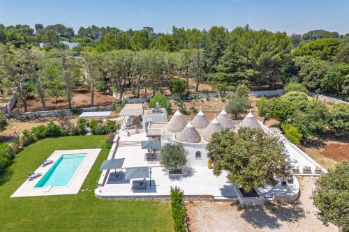 an aerial view of a house with a swimming pool at Relais I Secolari in Selva di Fasano