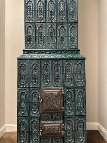 a large green metal gate in a room at Dom Gościnny Uniwersytetu Jagiellońskiego in Kraków