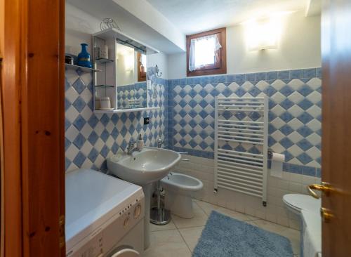 Bilik mandi di Exploring Liguria! Castelvittorio Apartments