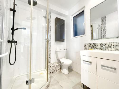 une salle de bain blanche avec douche et toilettes dans l'établissement Villa Moderne à Sète: Piscine Privée, Plage à 200m, Clim, WIFI - FR-1-338-334, à Sète