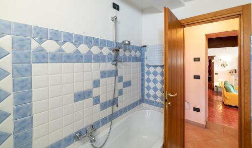 Bilik mandi di Exploring Liguria! Castelvittorio Apartments