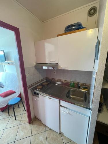 une petite cuisine avec un évier et un réfrigérateur dans l'établissement studio pied des pistes coeur de station, à Villard-de-Lans