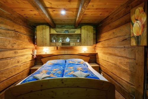 a bedroom with a bed in a wooden cabin at Kozline Kordun in Veljun