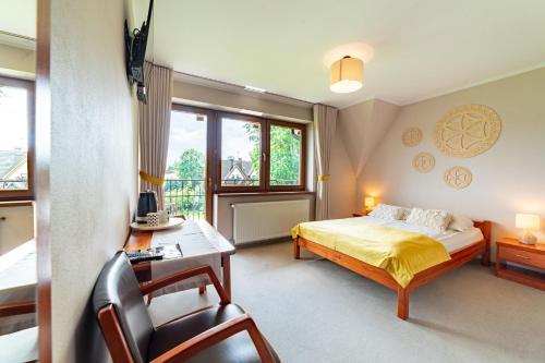 a bedroom with a bed and a desk and a desk at DW Bogun in Białka Tatrzanska