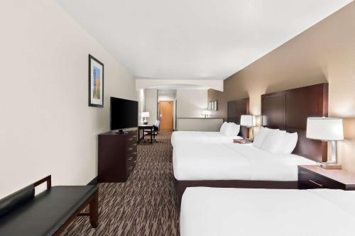 Un pat sau paturi într-o cameră la Comfort Suites Portland Airport