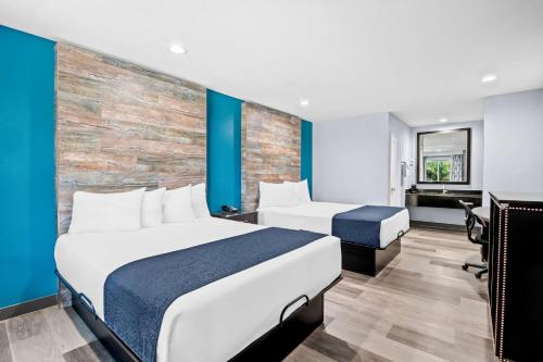 Postel nebo postele na pokoji v ubytování SureStay Hotel by Best Western Buena Park Anaheim