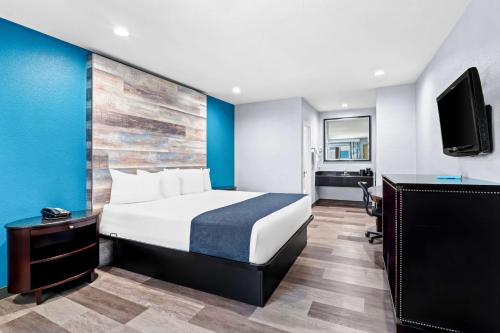 Postel nebo postele na pokoji v ubytování SureStay Hotel by Best Western Buena Park Anaheim