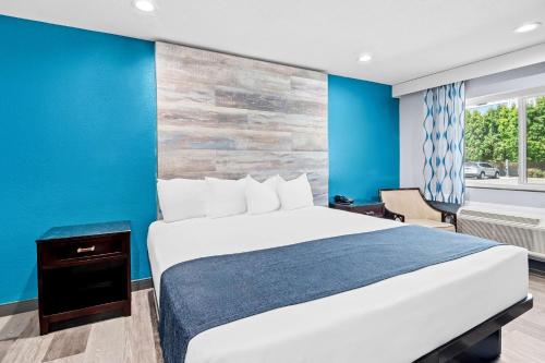 Postel nebo postele na pokoji v ubytování SureStay Hotel by Best Western Buena Park Anaheim