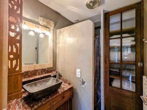 Photo de la galerie de l'établissement Appartement Charmant au Cœur Historique du Blanc, à Proximité du Château et du Parc Naturel - FR-1-591-36, à Le Blanc